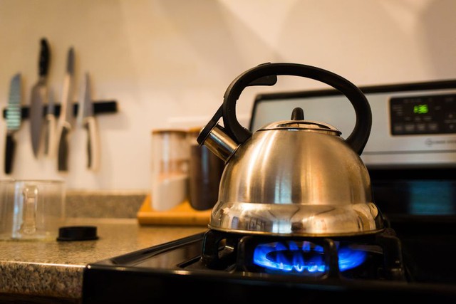 Gia chủ có thể sử dụng bất kỳ loại bếp nào, có thể đun một ấm, nồi nước hoặc nấu một món ăn để bật bếp trong ngày nhập trạch