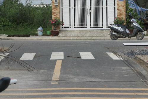 Nếu trước nhà có một con đường chạy thẳng tắp như mũi tên hướng thẳng vào cửa, địa thế này trong phong thủy được gọi là 'lộ xung sát'.