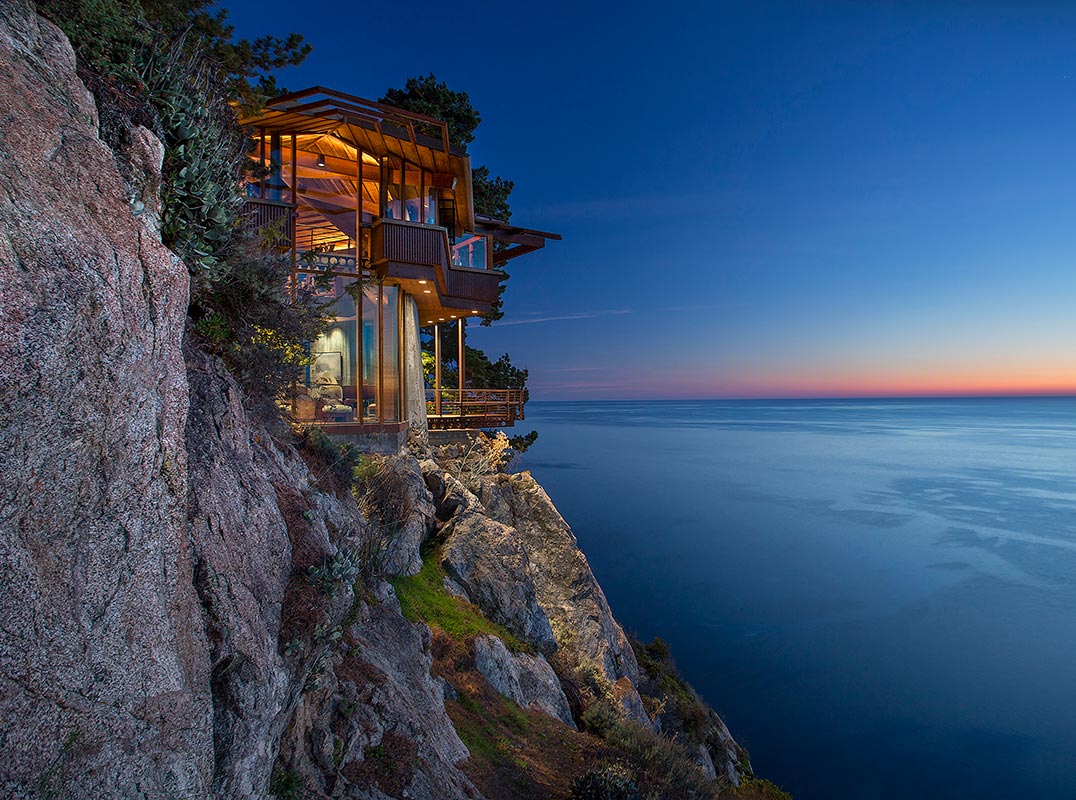 Vách núi là một địa hình tiềm ẩn nhiều nguy hiểm và bất ổn, vì vậy từ xa xưa, người ta luôn tránh xây nhà sát vách núi.