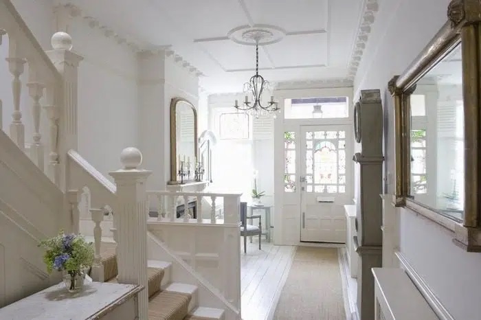 Đặt vách ngăn, bình phong ngay sau cửa chính để ngăn dòng khí không đi thẳng ra cửa sau