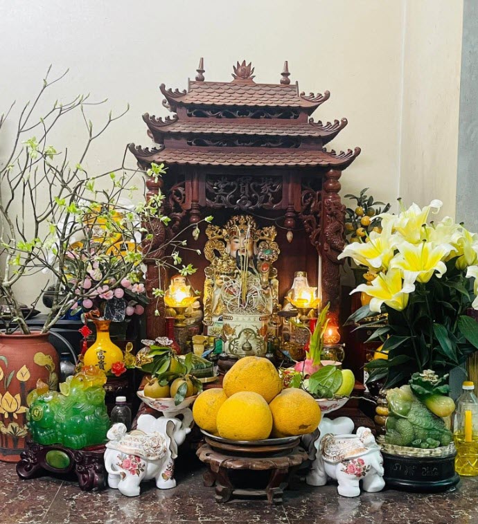 Vì sao bàn thờ Thần Tài đặt sát đất mà không phải ở trên cao?